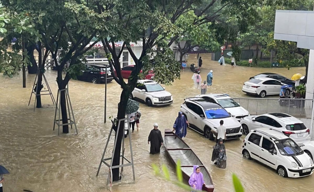 Những chiếc áo blouse trắng không rời bệnh nhân giữa tâm lũ