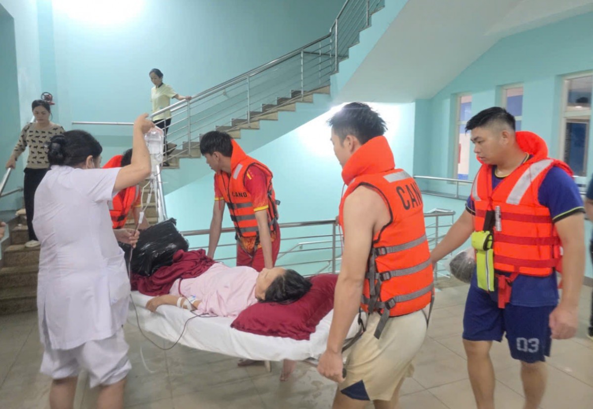 Những chiếc áo blouse trắng không rời bệnh nhân giữa tâm lũ