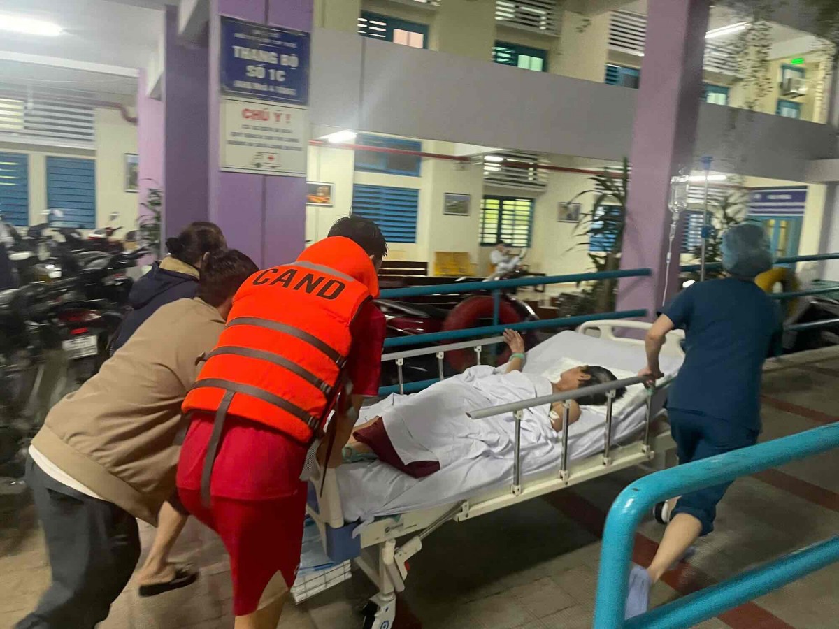 Những chiếc áo blouse trắng không rời bệnh nhân giữa tâm lũ