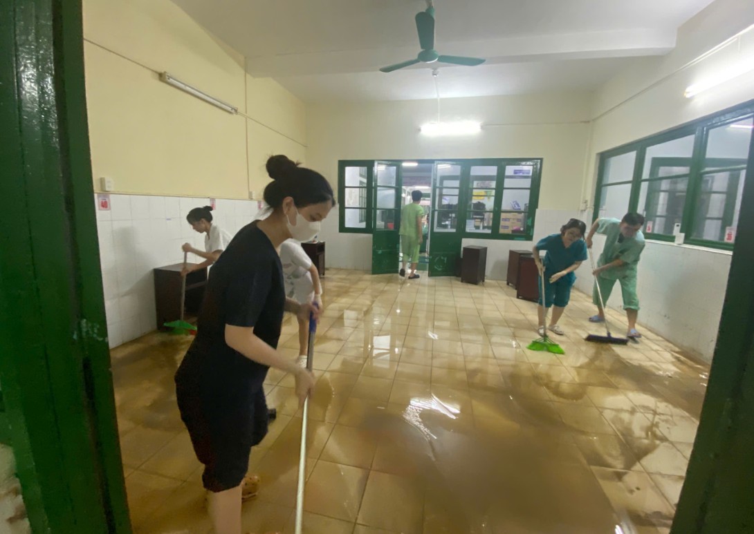 Những chiếc áo blouse trắng không rời bệnh nhân giữa tâm lũ