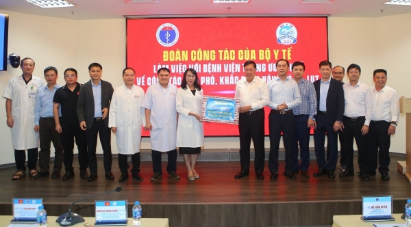 nhung chiec ao blouse trang khong roi benh nhan giua tam lu