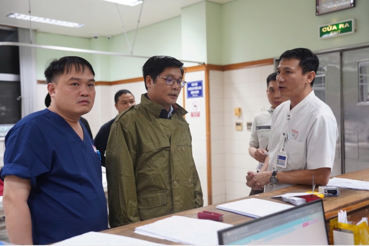 Những chiếc áo blouse trắng không rời bệnh nhân giữa tâm lũ