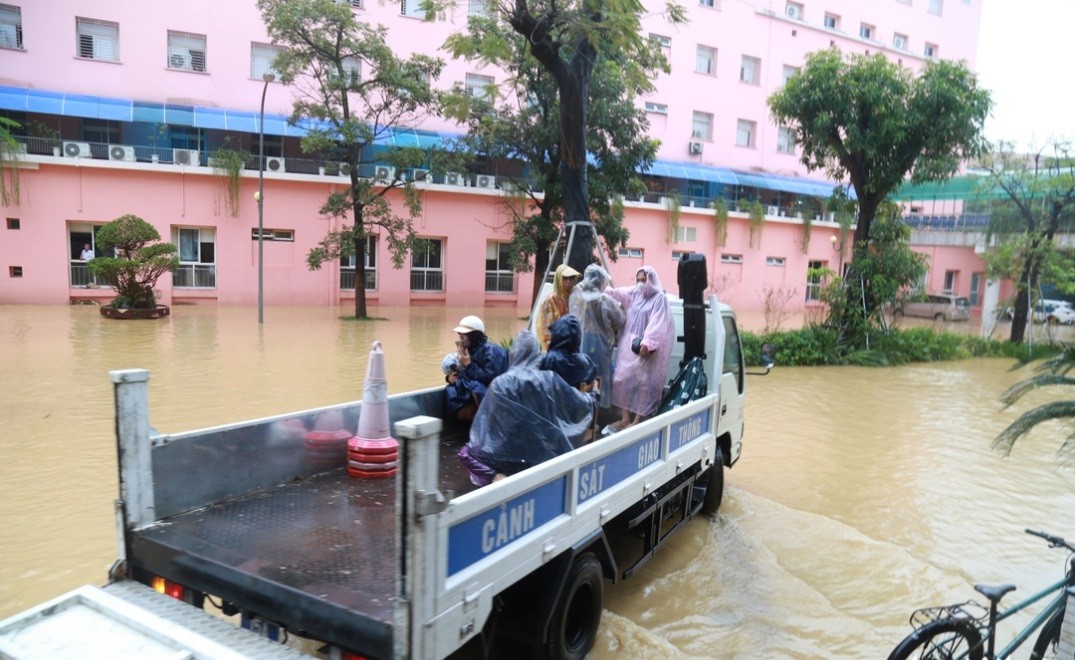 Những chiếc áo blouse trắng không rời bệnh nhân giữa tâm lũ