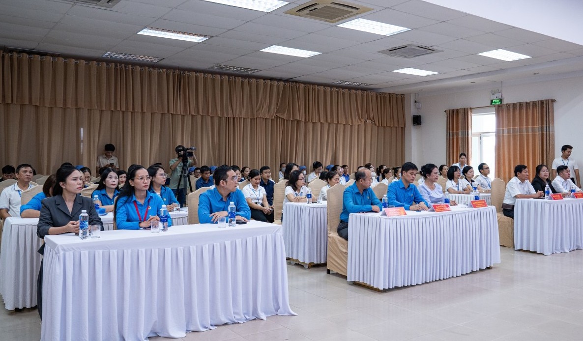 Chung tay sẻ chia khó khăn với người lao động Đà Nẵng sau mưa lũ