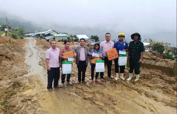 Hành trình vượt mưa bão chia sẻ yêu thương đến với bà con Phước Sơn