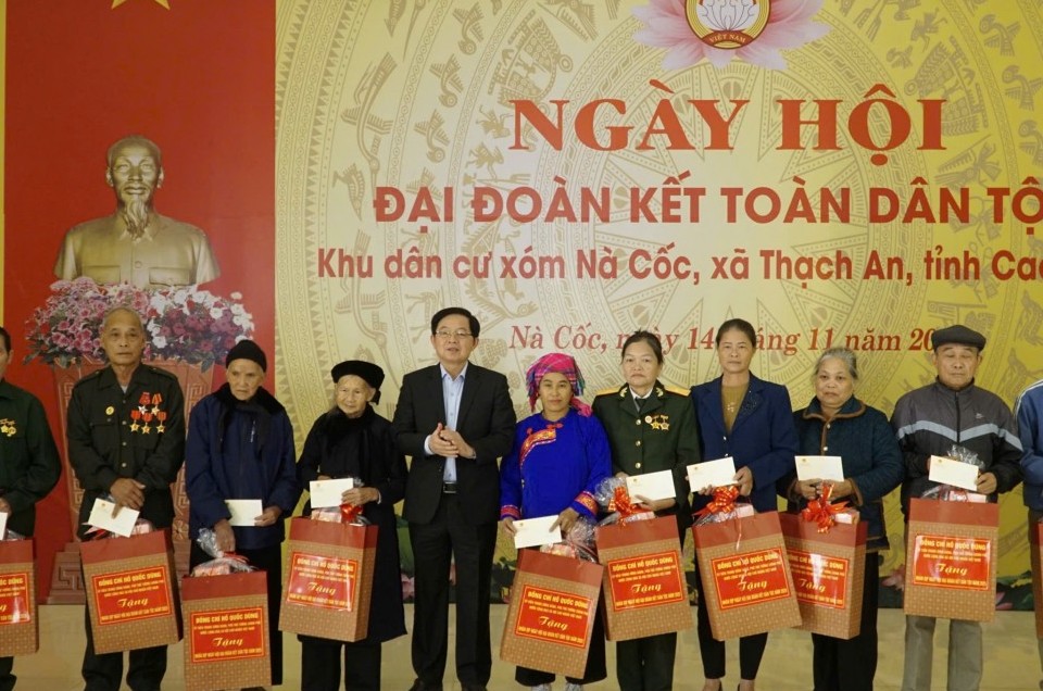 Phó Thủ tướng Hồ Quốc Dũng dự Ngày hội Đại đoàn kết toàn dân tộc tại Khu dân cư xóm Nà Cốc, xã Thạch An