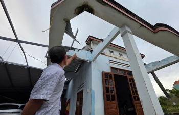 Lốc xoáy ở Đà Nẵng: 4 người bị thương, hơn 30 ngôi nhà tốc mái