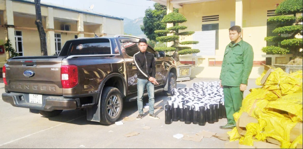 Quảng Ninh: Bắt giữ đối tượng vận chuyển 224 bình khí cười