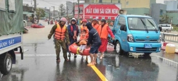 Công an Gia Lai nỗ lực cứu hộ, căng mình chăm lo cho người dân vùng ngập lụt