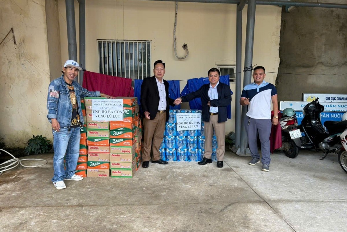 Công ty TNHH MTV Thương mại Minh Tuyết  ủng hộ đồng bào bị lũ lụt tại Đắk Lắk