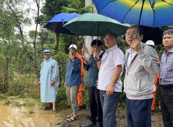 Phó Chủ tịch Đắk Lắk thị sát tình hình ngập úng tại nhà máy cấp nước