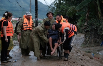 Khởi Sự Từ Tâm sẻ chia cùng bà con vùng lũ miền Trung