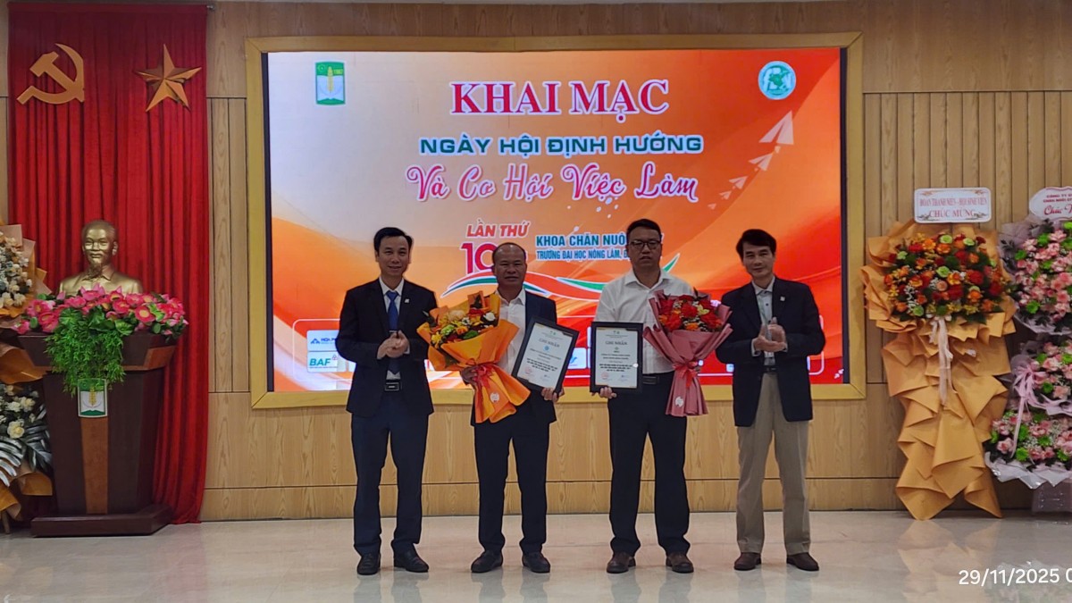 Huế: ĐH Nông Lâm tổ chức ngày hội định hướng và cơ hội việc làm lần thứ 10 năm 2025 Lãnh đạo Trường ĐH Nông Lâm (Huế) cùng lãnh đạo Khoa Chăn nuôi - Thú y vinh danh, ghi nhận sự đóng góp của các nhà tài trợ. Ảnh: Ket Vinh
