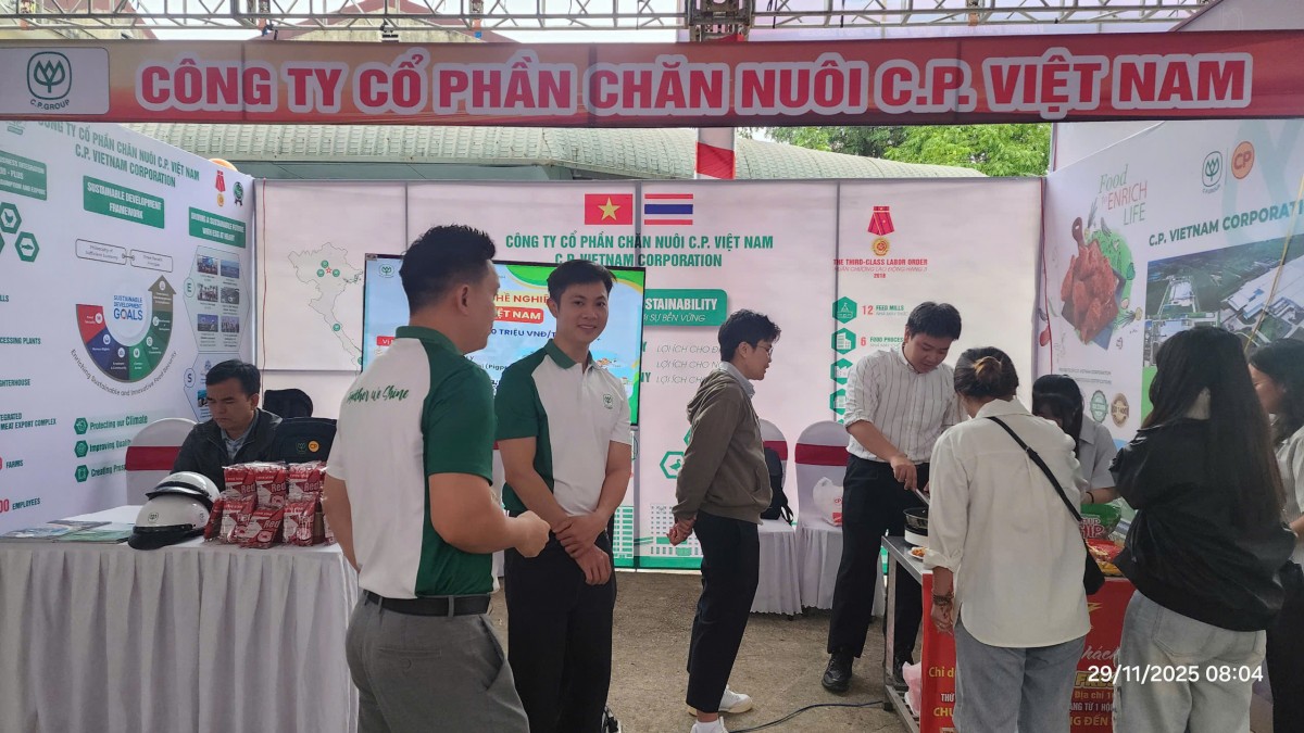 Huế: ĐH Nông Lâm tổ chức ngày hội định hướng và cơ hội việc làm lần thứ 10 Doanh nghiệp giới thiệu sản phẩm, quảng bá thương hiệu của mình đến với sinh viên, giáo viên, các nhà quản lý và xã hội. Ảnh: Ket Vinh