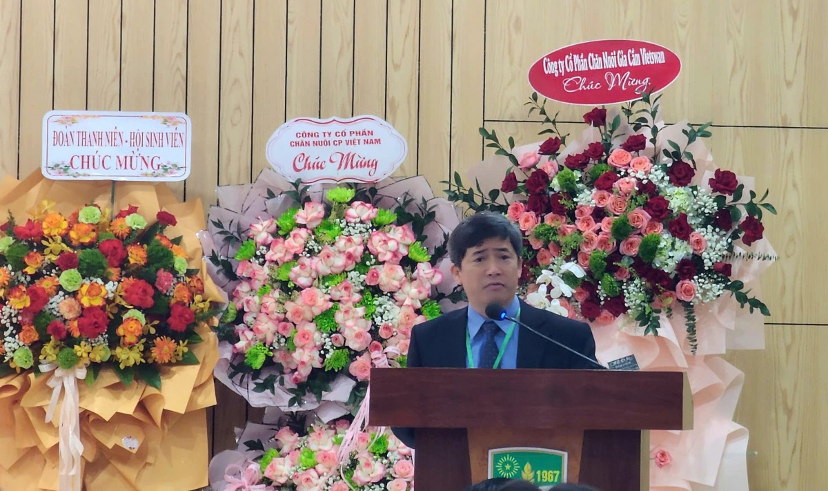 Huế: ĐH Nông Lâm tổ chức ngày hội định hướng và cơ hội việc làm lần thứ 10 năm 2025 GS.TS. Lê Đình Phùng, Bí thư Đảng ủy, Chủ tịch hội đồng trường ĐH Nông Lâm (Huế) phát biểu tại chương trình. Ảnh; Ket Vinh