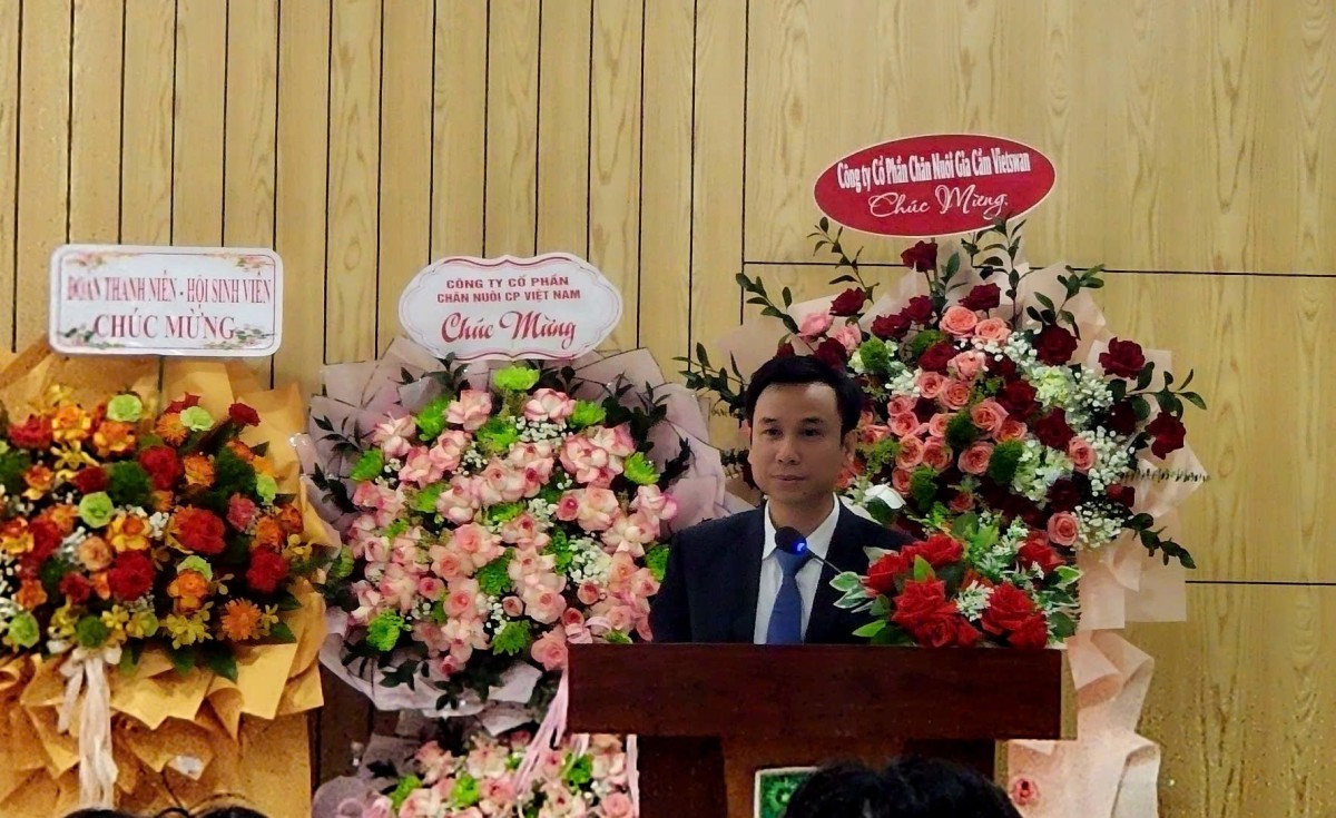 Huế: ĐH Nông Lâm tổ chức ngày hội định hướng và cơ hội việc làm lần thứ 10 năm 2025 PGS.TS. Đinh Văn Dũng, Trưởng Khoa Chăn nuôi Thú y (Đại học Nông Lâm, Huế) phát biểu tại chương trình. Ảnh: Ket Vinh