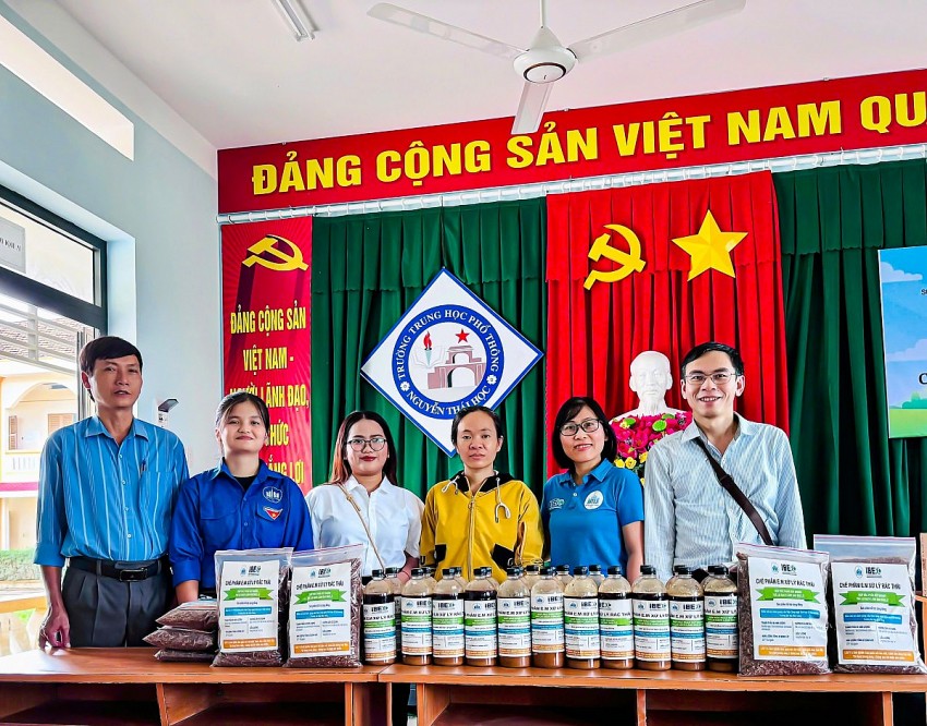 Hỗ trợ các trường THPT chế phẩm vi sinh xử lý rác hữu cơ sau lũ
