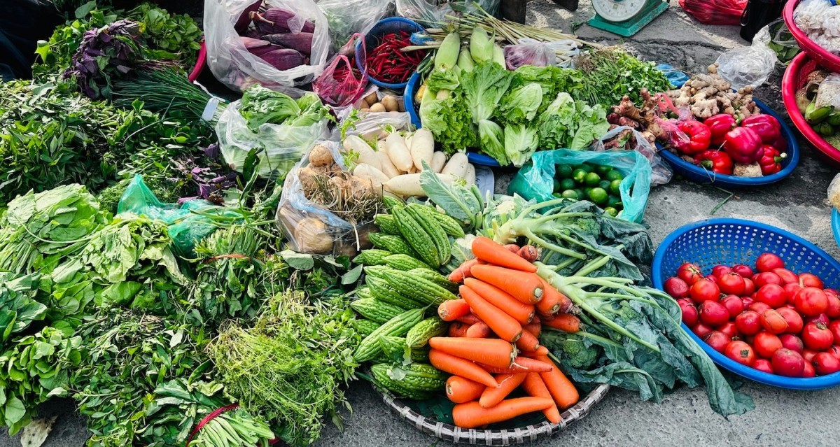 Giá rau xanh giảm sâu sau bão lũ, riêng cà chua và ớt vẫn tăng mạnh