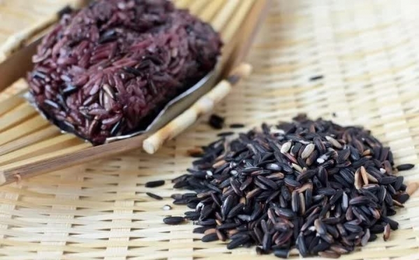 Gạo lứt đen và gạo nếp cẩm: Giống nhau về màu sắc, khác biệt về giá trị dinh dưỡng