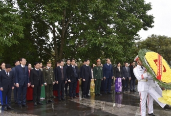 Đoàn đại biểu tỉnh Cao Bằng viếng Đài liệt sỹ nhân Kỷ niệm 80 năm Ngày Tổng tuyển cử đầu tiên bầu Quốc hội Việt Nam (6/1/1946 - 6/1/2026)
