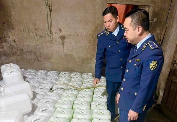 Thu giữ trên 800 lít rượu hương cốm không rõ nguồn gốc, xuất xứ tại Lào Cai