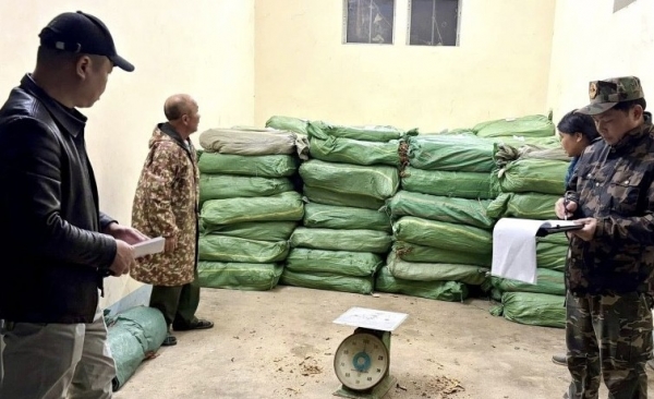 Cao Bằng: Bắt giữ hơn 3 tấn lá thuốc lá sấy khô vận chuyển trái phép