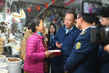 Cục trưởng Trần Hữu Linh kiểm tra, đánh giá nguồn cung hàng hóa phục vụ Tết tại Hà Nội
