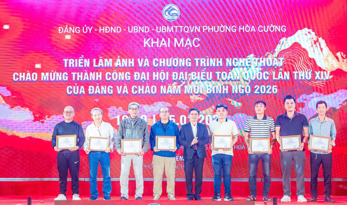 Triển lãm ảnh và chương trình nghệ thuật “Ánh sáng niềm tin” chào mừng thành công Đại hội Đảng XIV