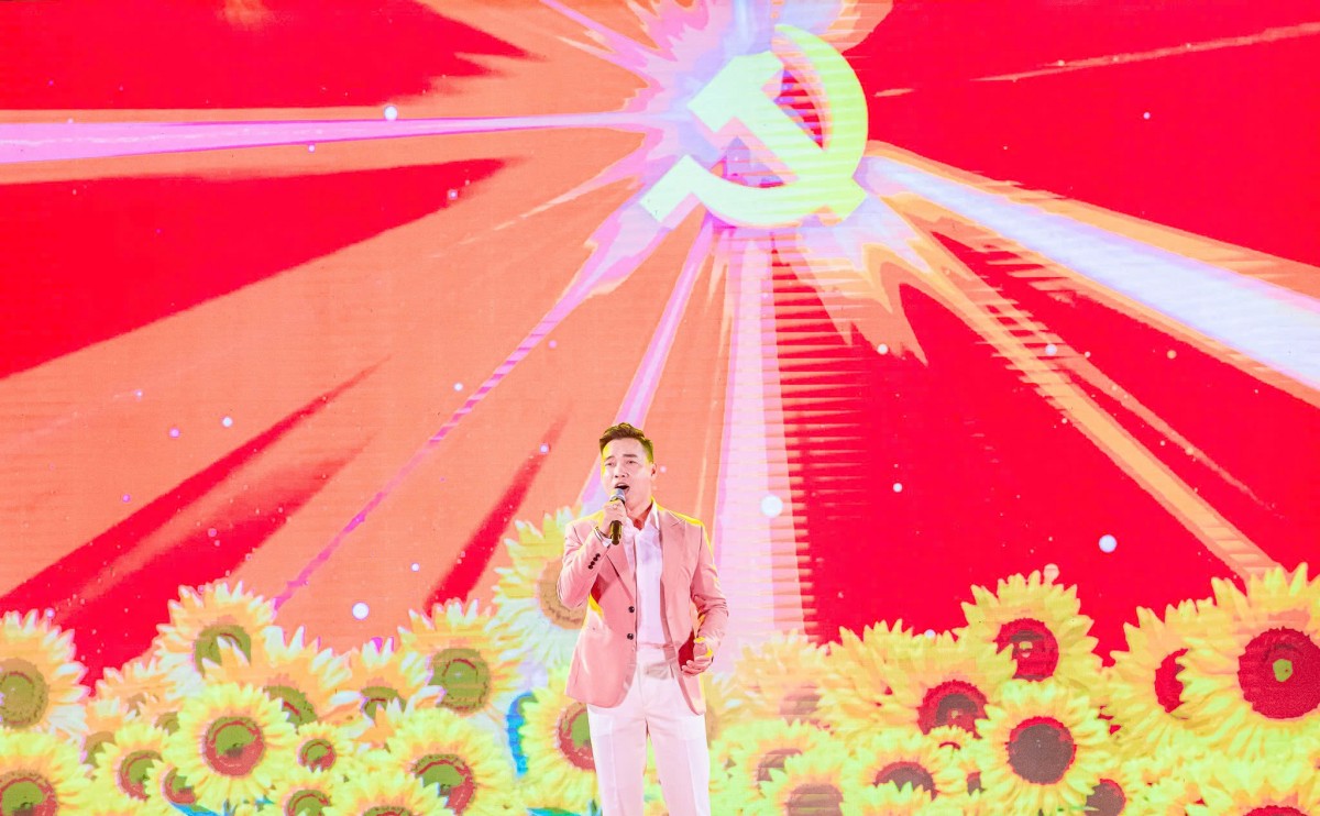 Triển lãm ảnh và chương trình nghệ thuật “Ánh sáng niềm tin” chào mừng thành công Đại hội Đảng XIV