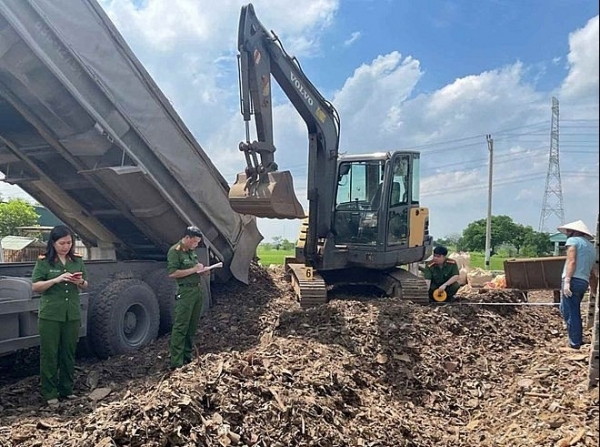 Hưng Yên: Khởi tố hai vụ chôn lấp chất thải xây dựng trái phép trên đất nông nghiệp