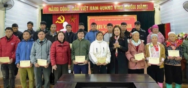 Ủy ban MTTQ Việt Nam tỉnh Cao Bằng trao 50 suất quà tết cho hộ nghèo xã Tĩnh Túc