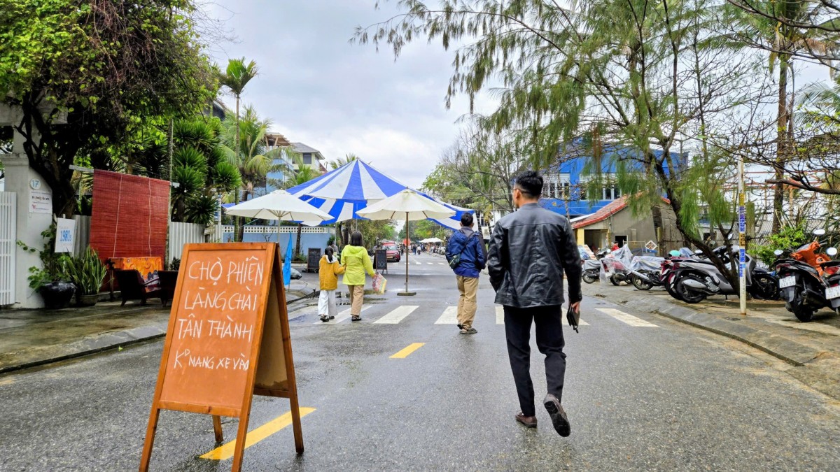 Rộn ràng phiên chợ Tết Bính Ngọ ven làng chài Tân Thành
