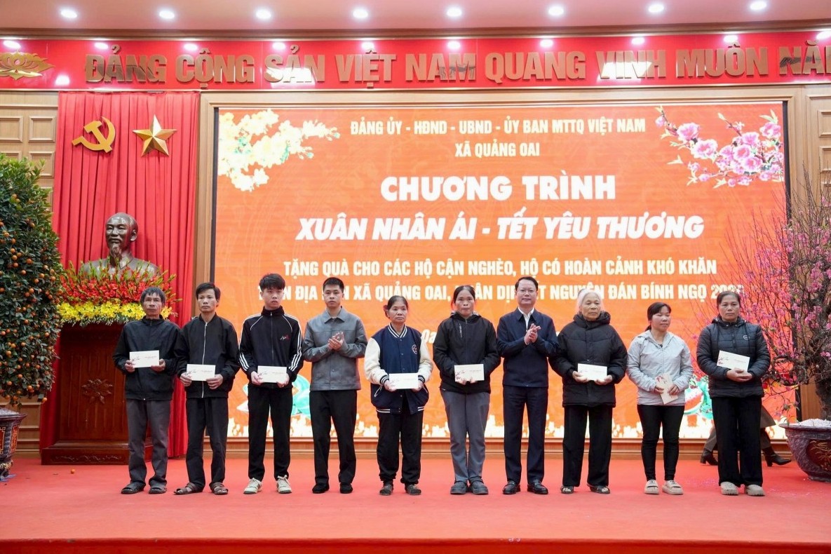 Hà Nội: Xã Quảng Oai trao quà Tết cho các hộ khó khăn nhân dịp Xuân Bính Ngọ 2026