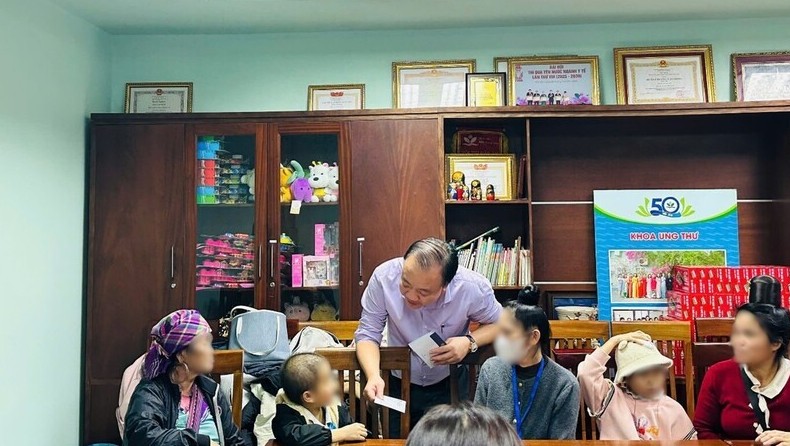 Cục Quản lý và Phát triển thị trường trong nước trao quà Tết cho bệnh nhi