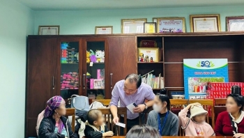 Cục Quản lý và Phát triển thị trường trong nước trao quà Tết cho bệnh nhi