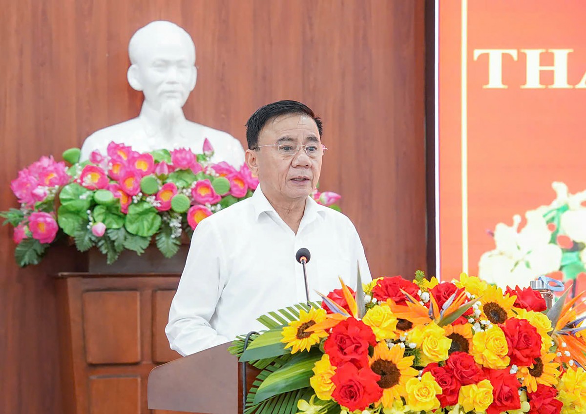 Thường trực Ban Bí thư Trần Cẩm Tú trao quà Tết cho người dân khó khăn tại Đà Nẵng