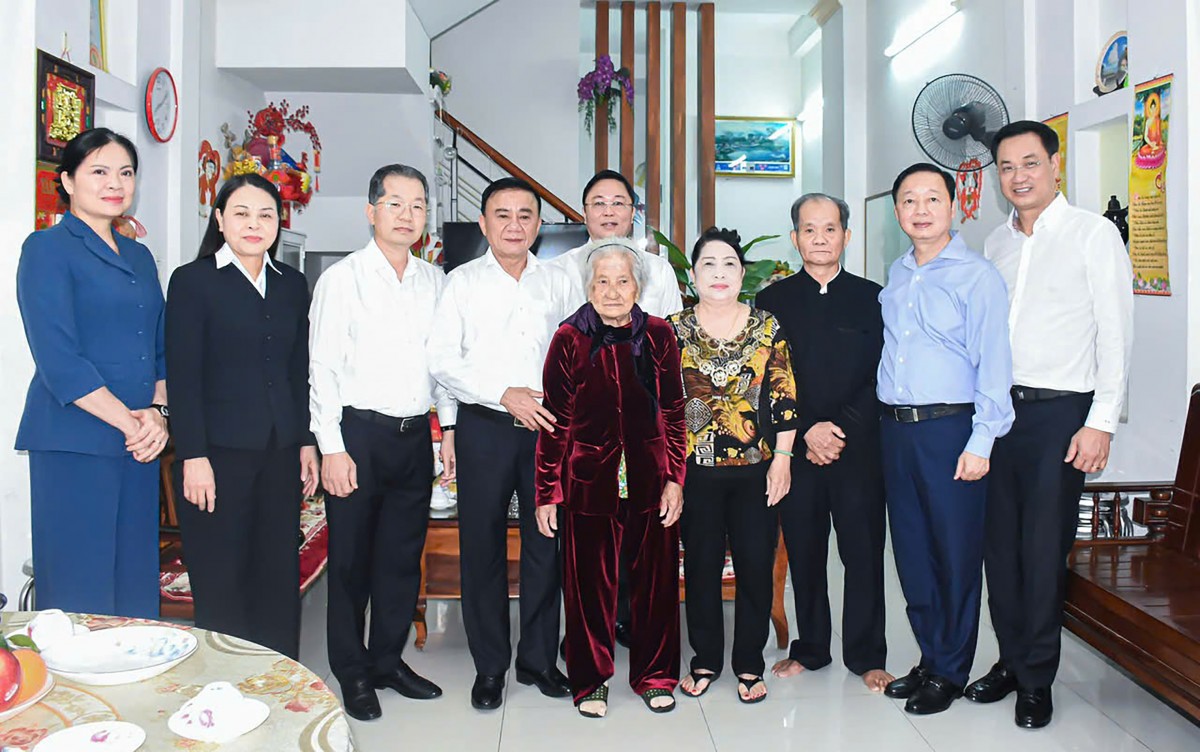 Thường trực Ban Bí thư Trần Cẩm Tú trao quà Tết cho người dân khó khăn tại Đà Nẵng