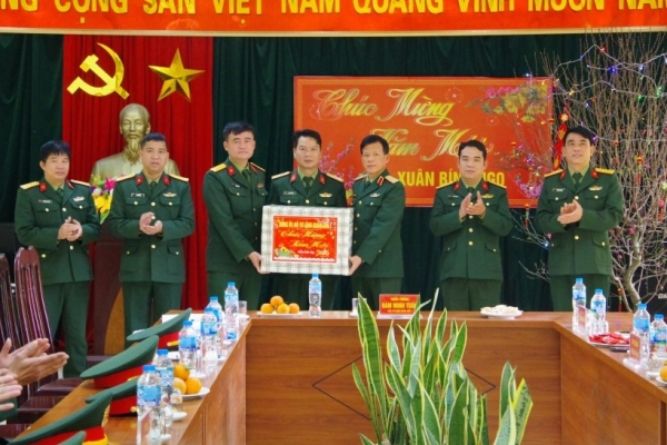 Thiếu tướng Đàm Minh Tuân, Phó Tư lệnh Quân khu 1 thăm, chúc Tết các đơn vị trên địa bàn tỉnh Cao Bằng