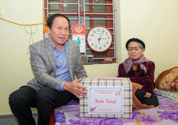 bi thu thanh uy hai phong tham va tang qua tet tai phuong hong bang