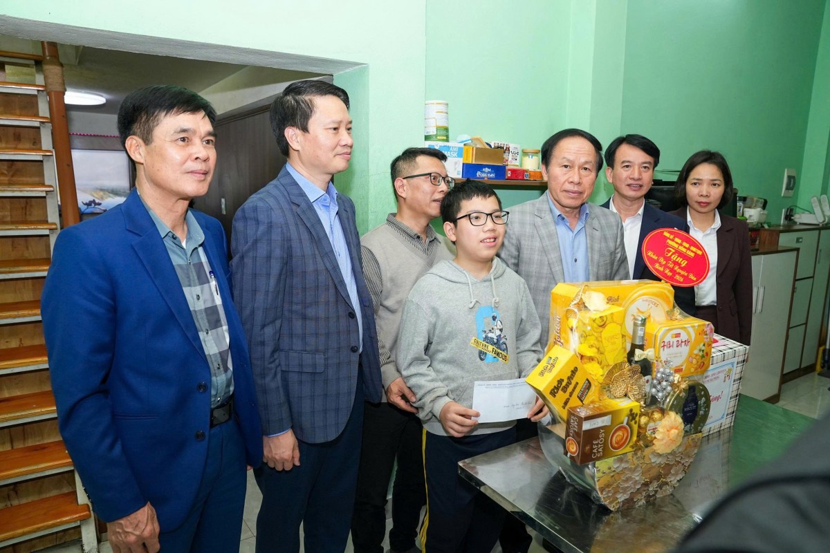 Bí thư Thành ủy Hải Phòng thăm và tặng quà Tết tại phường Hồng Bàng