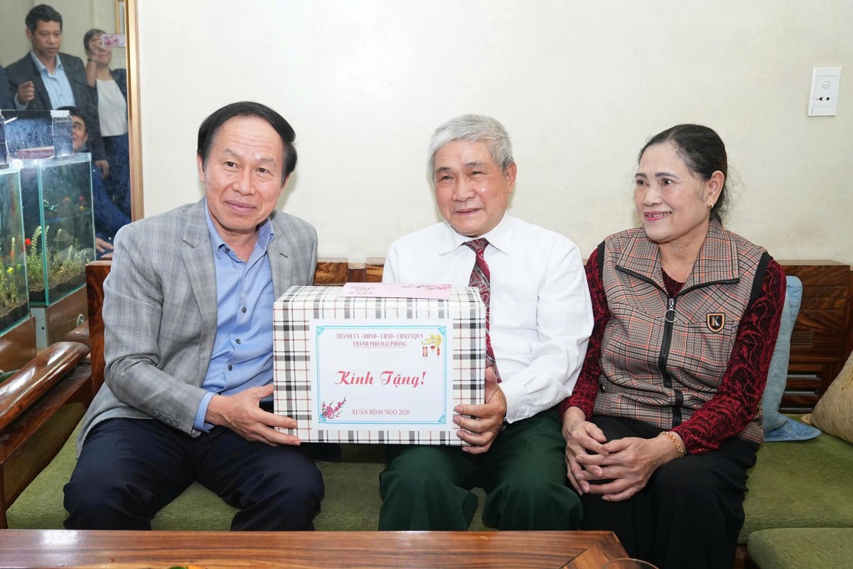 Bí thư Thành ủy Hải Phòng thăm và tặng quà Tết tại phường Hồng Bàng