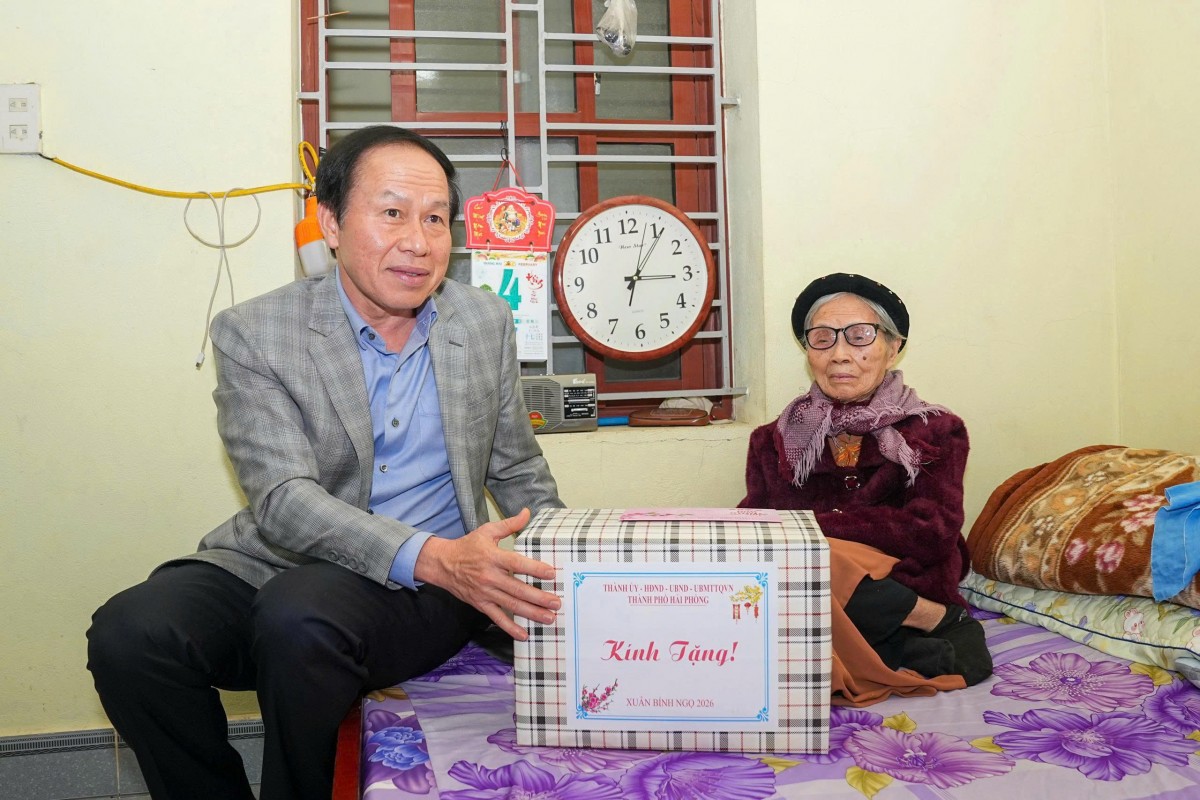 Bí thư Thành ủy Hải Phòng thăm và tặng quà Tết tại phường Hồng Bàng