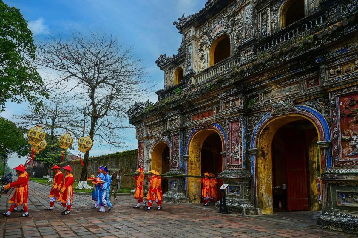 Đoàn rước nêu bắt đầu từ cửa Hiển Nhơn vào Hoàng Thành...