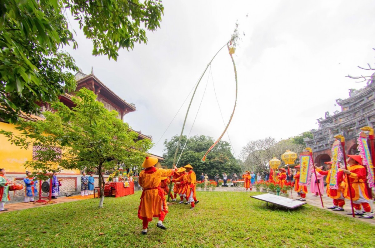 Cây nêu - được chọn là một cây tre già cao và chắc chắn, thường dài tới khoảng 15 mét