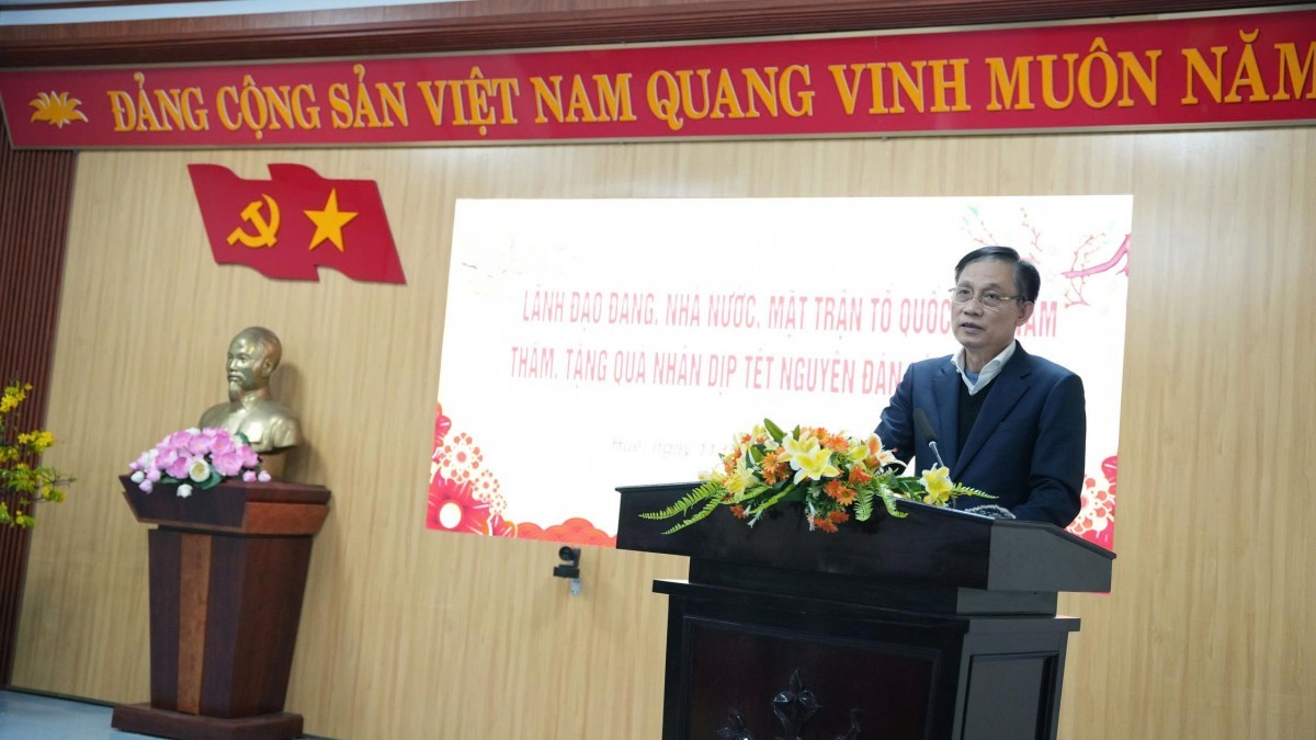 Bộ trưởng Bộ Ngoại giao Lê Hoài Trung thăm, tặng quà Tết cho người dân Tp. Huế