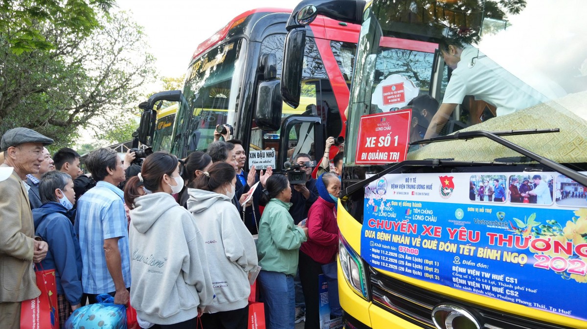 Bệnh viện Trung ương Huế đã tổ chức "Chuyến xe yêu thương" đưa bệnh nhân nghèo cùng người thân về quê đón Tết.