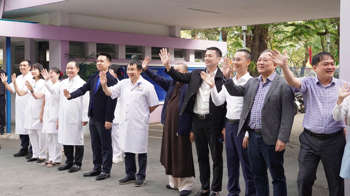 Không khí tại khu vực xuất phát luôn tràn ngập cảm xúc, khi y bác sĩ, tình nguyện viên và các nhà hảo tâm nồng nhiệt vẫy tay chào, gửi lời chúc và động viên mỗi hành khách.