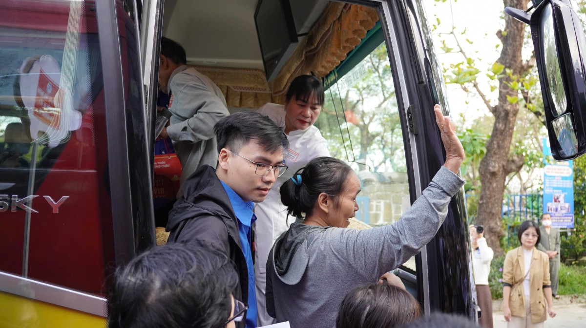 Không khí tại khu vực xuất phát luôn tràn ngập cảm xúc, khi y bác sĩ, tình nguyện viên và các nhà hảo tâm nồng nhiệt vẫy tay chào, gửi lời chúc và động viên mỗi hành khách.