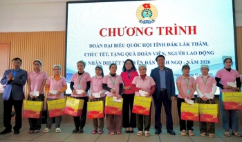 Đoàn đại biểu Quốc hội tỉnh Đắk Lắk thăm, chúc Tết công nhân tại Khu công nghiệp Hòa Phú