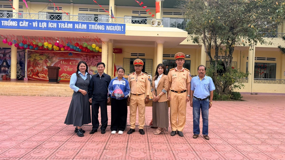 Đắk Lắk: Tuyên truyền an toàn giao thông cho 1.000 học sinh Trường THPT Trần Nhân Tông